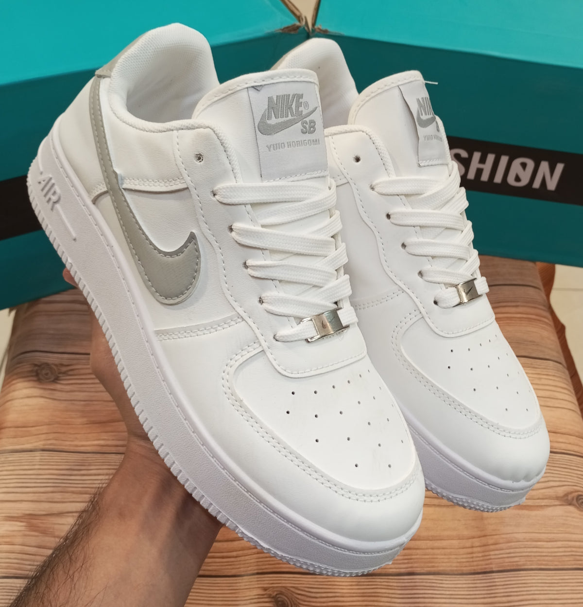 TRIPLE WHITE NIKE AIR FORCE 1