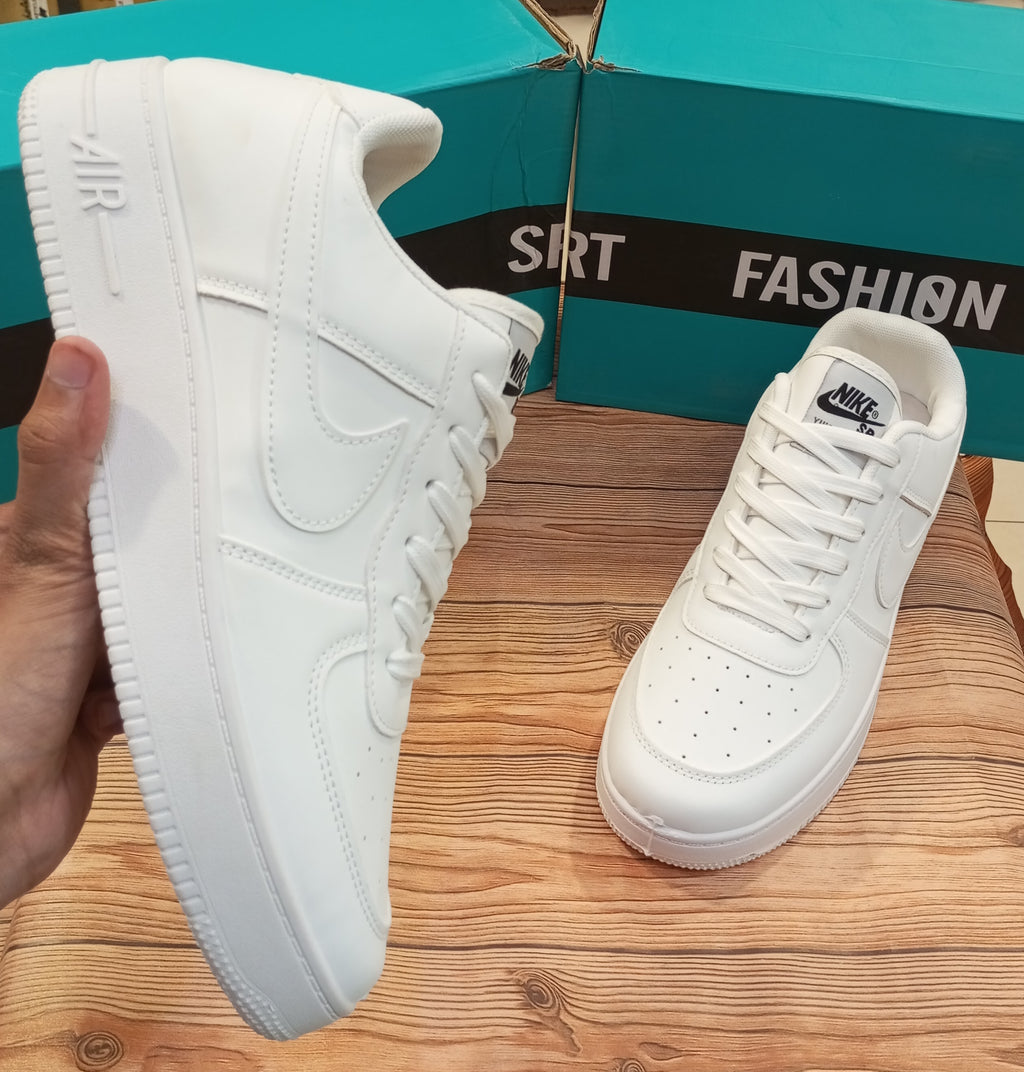 TRIPLE WHITE NIKE AIR FORCE 1