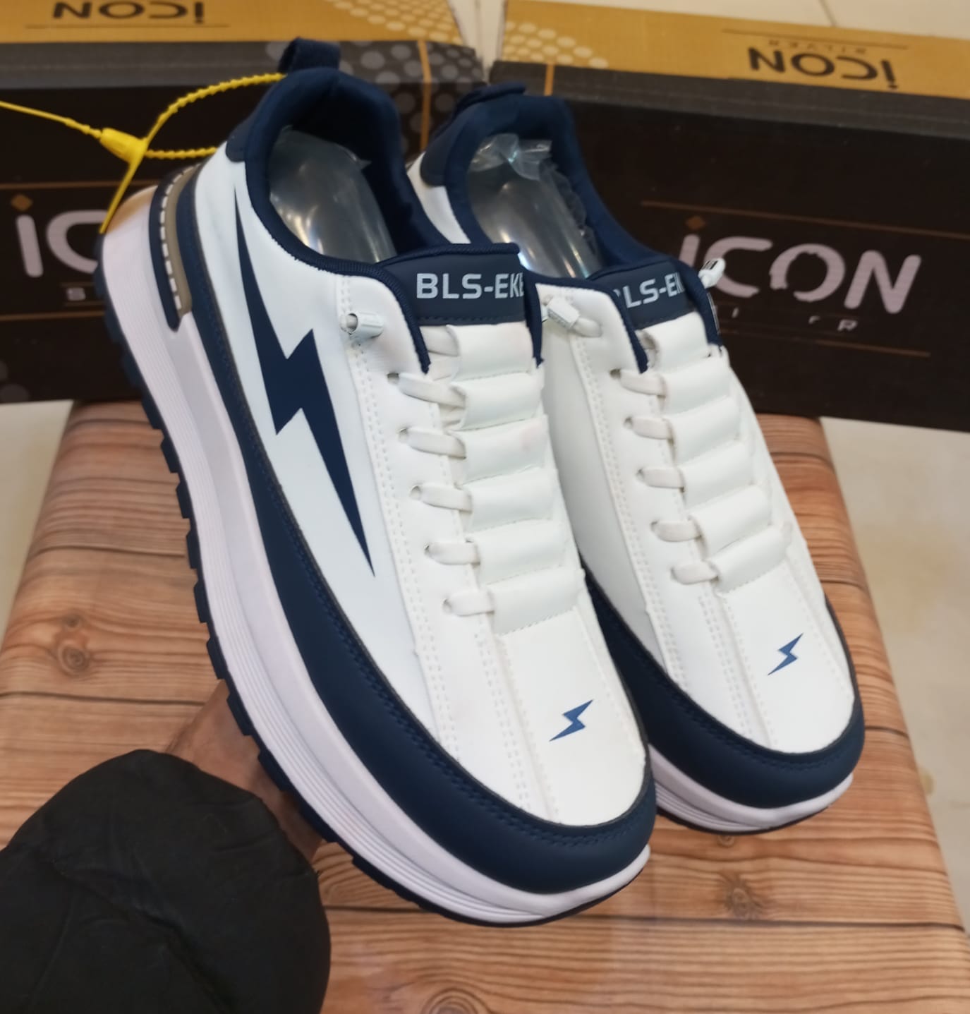 (FLASH) WITHOUT LACES CASUAL AND TRAINING JOGGERS FOR MEN