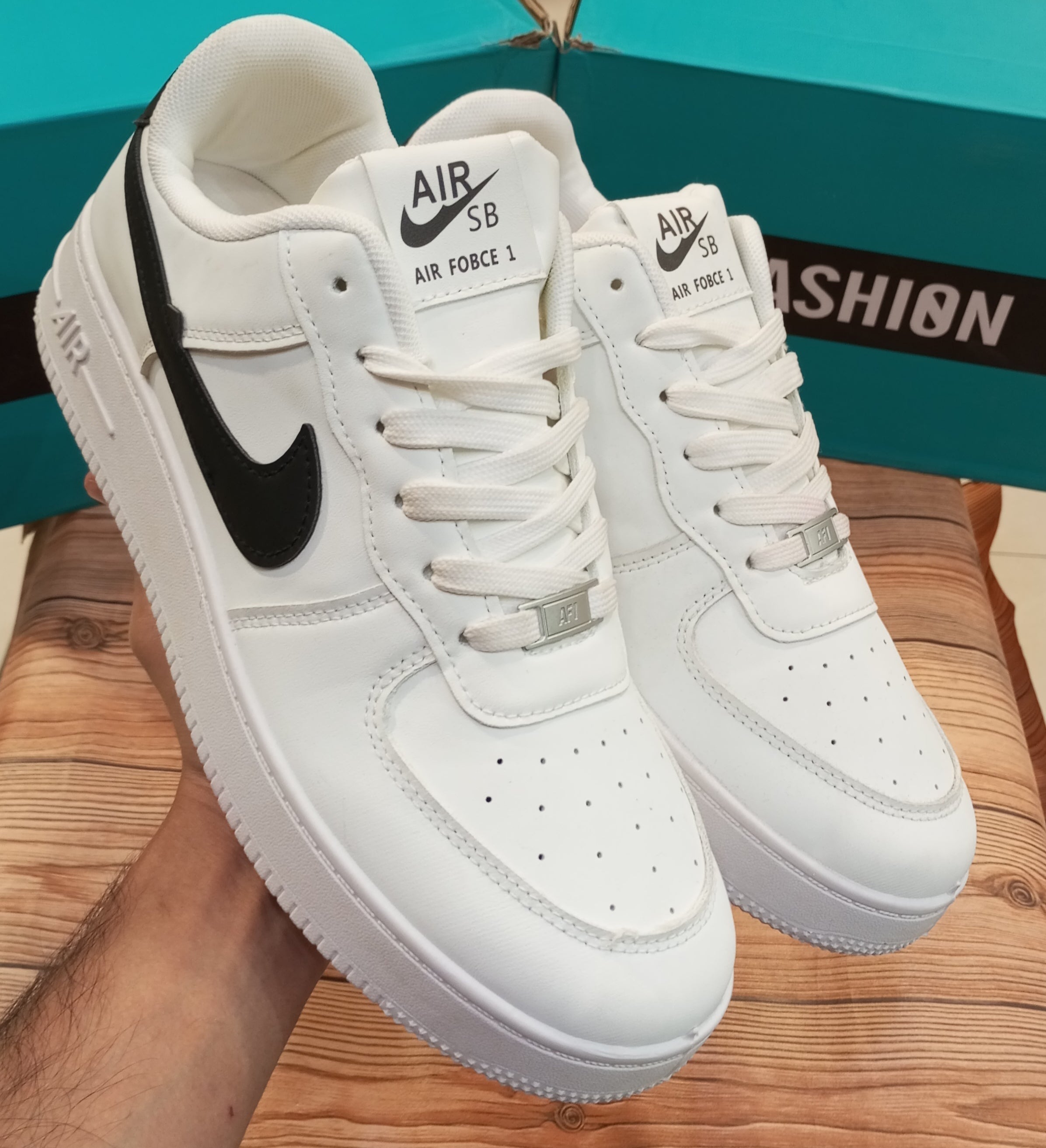 TRIPLE WHITE NIKE AIR FORCE 1
