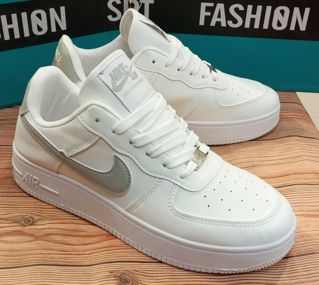 TRIPLE WHITE NIKE AIR FORCE 1