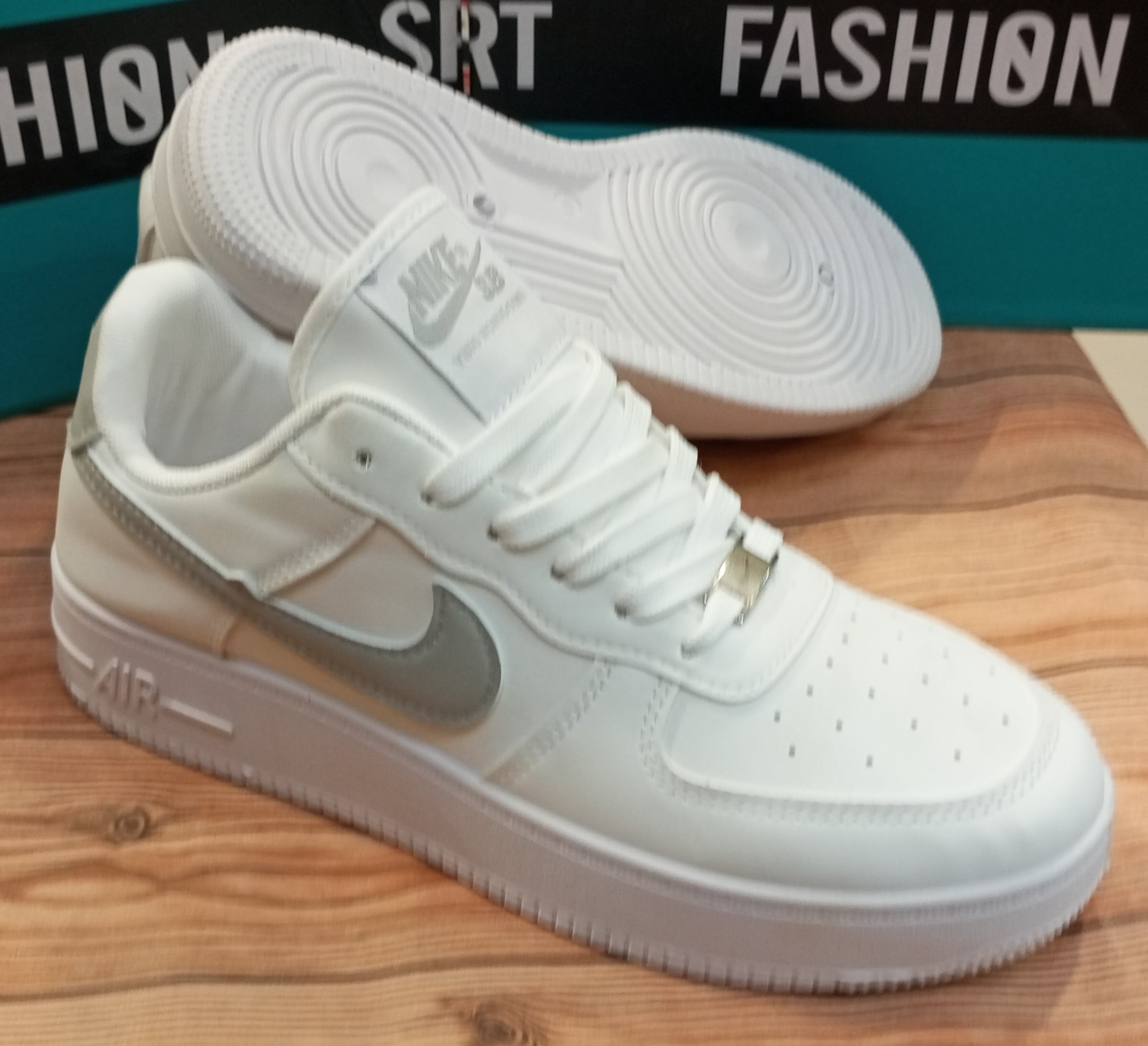 TRIPLE WHITE NIKE AIR FORCE 1